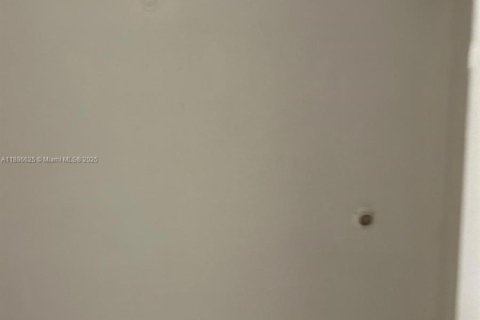 Condo in Miami, Florida, 2 bedrooms  № 1944263 - photo 14