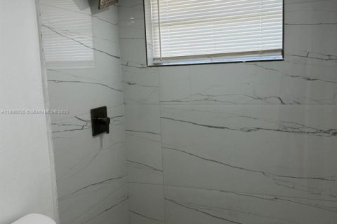 Condo in Miami, Florida, 2 bedrooms  № 1944263 - photo 7