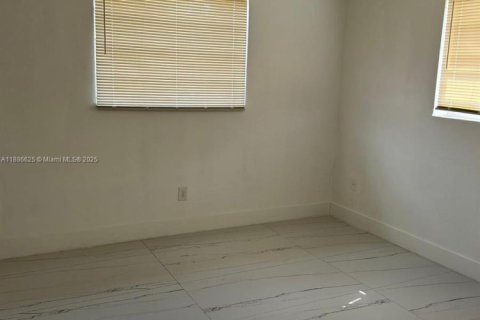 Condo in Miami, Florida, 2 bedrooms  № 1944263 - photo 3