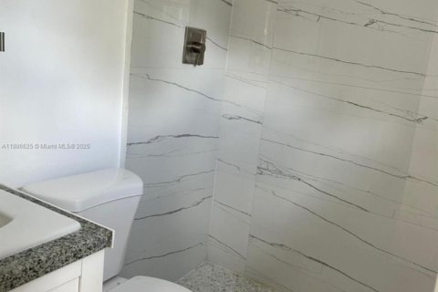 Condo in Miami, Florida, 2 bedrooms  № 1944263 - photo 8