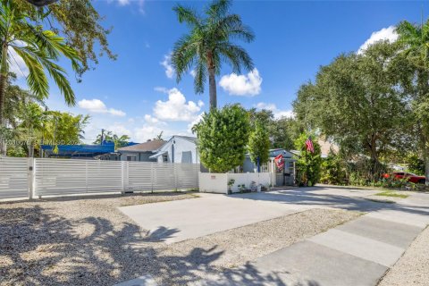 Commercial property in Hollywood, Florida 261.24 sq.m. № 2091027