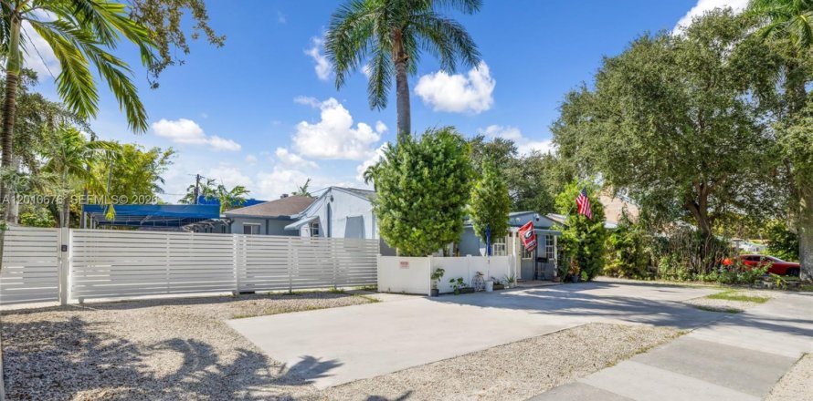 Commercial property in Hollywood, Florida 261.24 sq.m. № 2091027