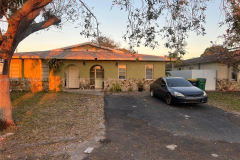 House in Dania Beach, Florida 3 bedrooms, 149.11 sq.m. № 2042926 - photo 2