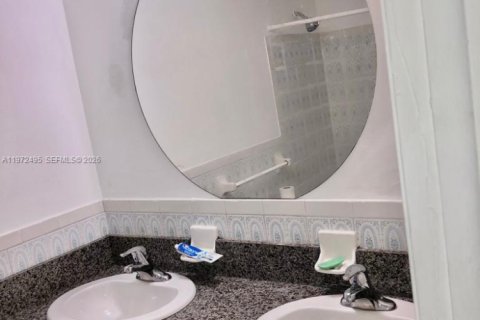 House in Dania Beach, Florida 3 bedrooms, 149.11 sq.m. № 2042926 - photo 14