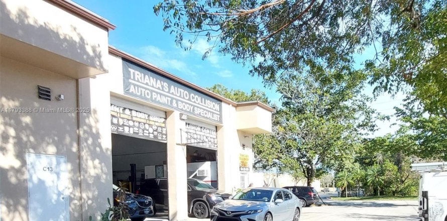 Commercial property in Davie, Florida № 1861494