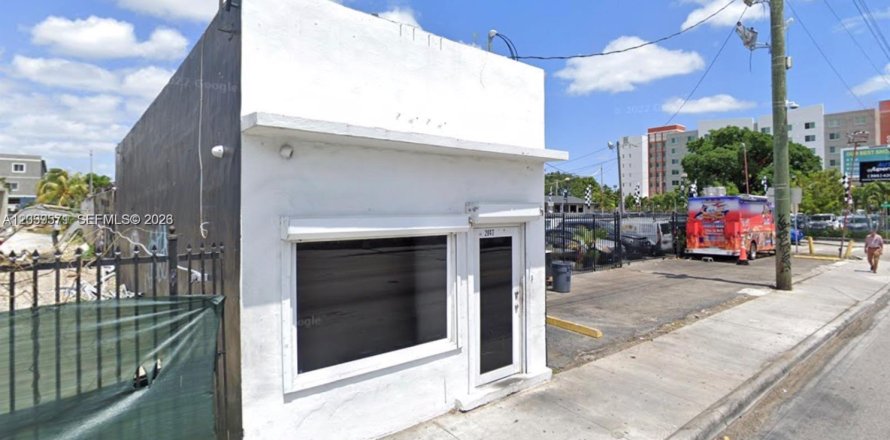 Commercial property in Miami, Florida № 2089452