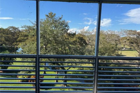 Condo in Pompano Beach, Florida, 3 bedrooms № 1989854 - photo 8