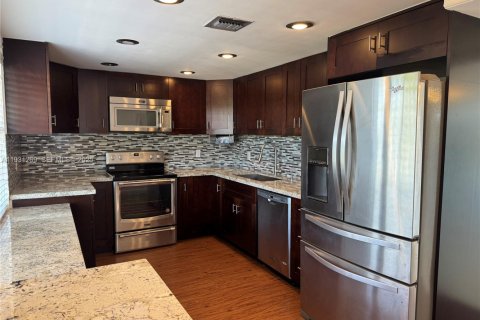 Condo in Pompano Beach, Florida, 3 bedrooms № 1989854 - photo 1