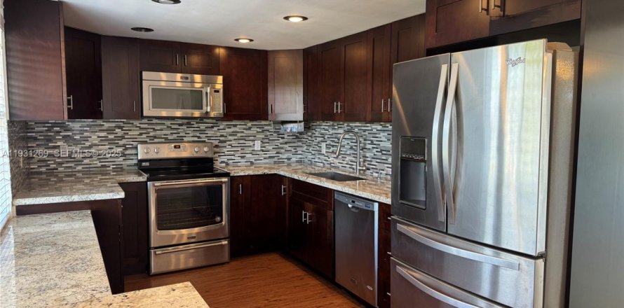 Condo in Pompano Beach, Florida, 3 bedrooms № 1989854