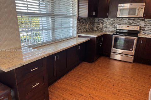 Condo in Pompano Beach, Florida, 3 bedrooms № 1989854 - photo 2