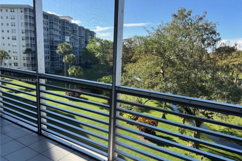 Condo in Pompano Beach, Florida, 3 bedrooms № 1989854 - photo 12