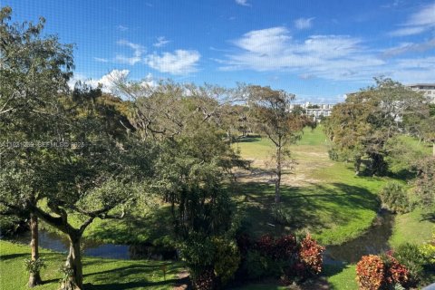 Condo in Pompano Beach, Florida, 3 bedrooms № 1989854 - photo 10