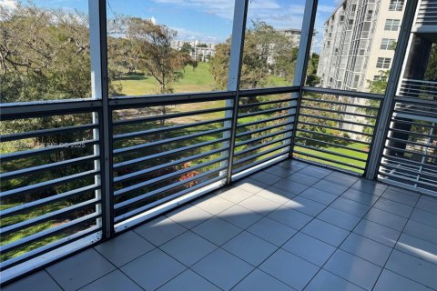 Condo in Pompano Beach, Florida, 3 bedrooms № 1989854 - photo 9