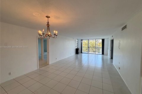 Condo in Pompano Beach, Florida, 3 bedrooms № 1989854 - photo 5