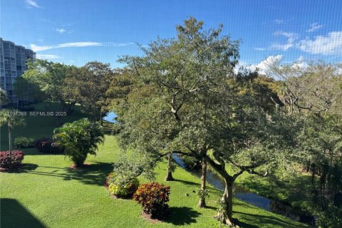 Condo in Pompano Beach, Florida, 3 bedrooms № 1989854 - photo 11