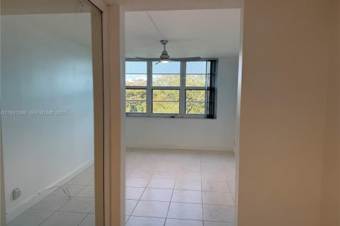 Condo in Pompano Beach, Florida, 3 bedrooms № 1989854 - photo 15