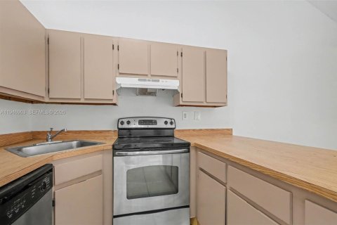 Townhouse in Lauderhill, Florida 2 bedrooms, 78.87 sq.m. № 2003156 - photo 11