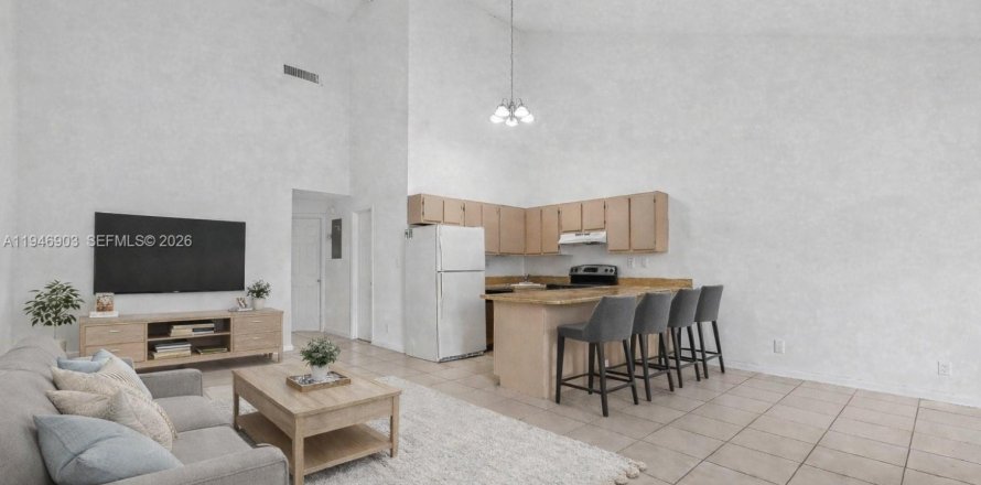 Townhouse in Lauderhill, Florida 2 bedrooms, 78.87 sq.m. № 2003156