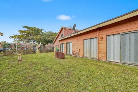 Townhouse in Lauderhill, Florida 2 bedrooms, 78.87 sq.m. № 2003156 - photo 23