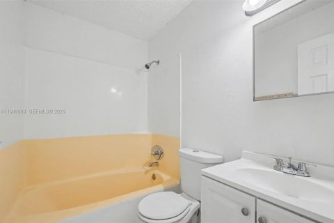 Townhouse in Lauderhill, Florida 2 bedrooms, 78.87 sq.m. № 2003156 - photo 19