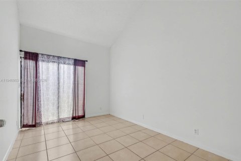 Townhouse in Lauderhill, Florida 2 bedrooms, 78.87 sq.m. № 2003156 - photo 6