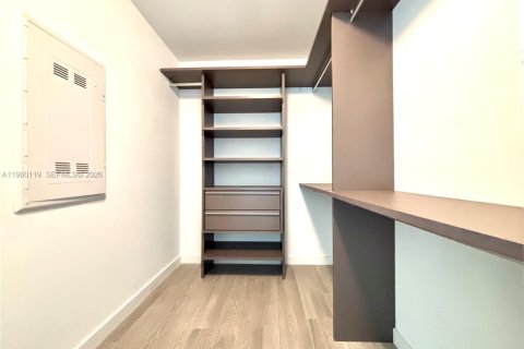 Condominio en alquiler en Miami, Florida, 2 dormitorios, 100.71 m2 № 2029579 - foto 18