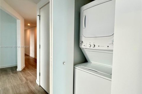 Condominio en alquiler en Miami, Florida, 2 dormitorios, 100.71 m2 № 2029579 - foto 11