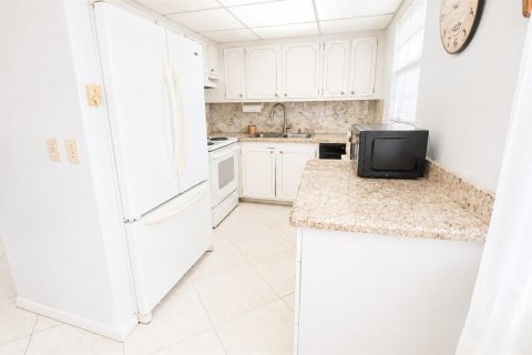 Condo in Boca Raton, Florida, 2 bedrooms № 2275037 - photo 2