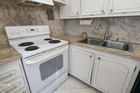 Condo in Boca Raton, Florida, 2 bedrooms № 2275037 - photo 4