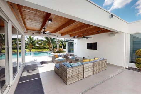 Casa en venta en Miami, Florida, 5 dormitorios, 484.76 m2 № 1465349 - foto 9