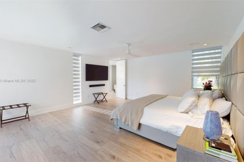 Casa en venta en Miami, Florida, 5 dormitorios, 484.76 m2 № 1465349 - foto 24