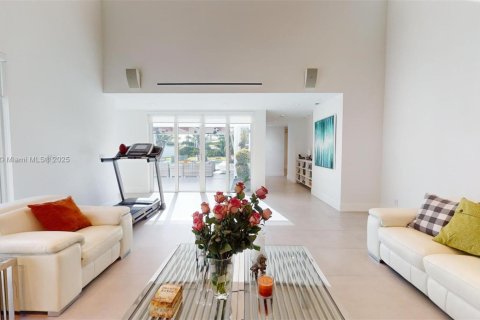 Casa en venta en Miami, Florida, 5 dormitorios, 484.76 m2 № 1465349 - foto 20