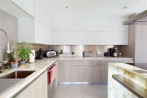 Casa en venta en Miami, Florida, 5 dormitorios, 484.76 m2 № 1465349 - foto 12