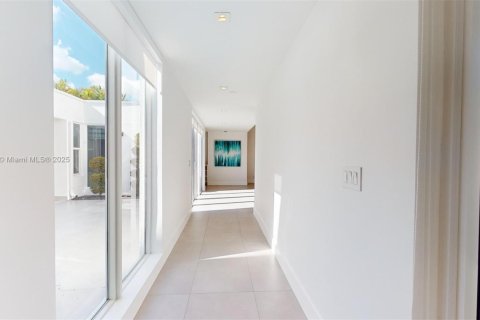 Casa en venta en Miami, Florida, 5 dormitorios, 484.76 m2 № 1465349 - foto 18