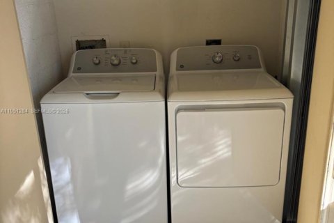 Condo in Hollywood, Florida, 2 bedrooms  № 2062184 - photo 8