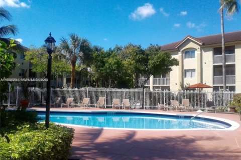 Condo in Hollywood, Florida, 2 bedrooms  № 2062184 - photo 12