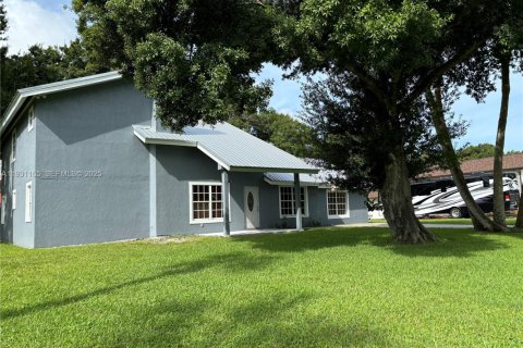 Villa ou maison à vendre à Clewiston, Floride: 4 chambres № 1989558 - photo 1