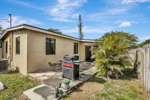 House in Pompano Beach, Florida 4 bedrooms, 183.95 sq.m. № 1033904 - photo 1