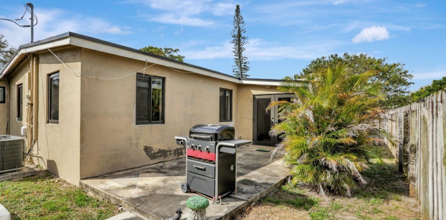 House in Pompano Beach, Florida 4 bedrooms, 183.95 sq.m. № 1033904
