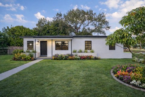 Villa ou maison à Miami Gardens, Floride 4 chambres, 130.25 m2 № 2063639