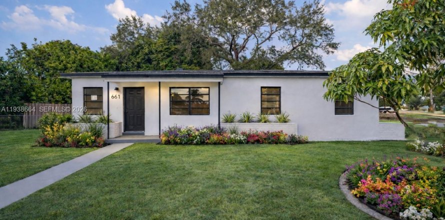 Villa ou maison à Miami Gardens, Floride 4 chambres, 130.25 m2 № 2063639