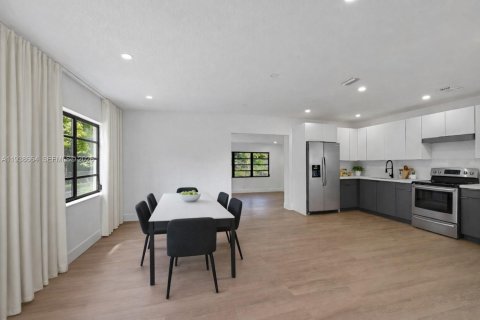 Villa ou maison à vendre à Miami Gardens, Floride: 4 chambres, 130.25 m2 № 2063639 - photo 2