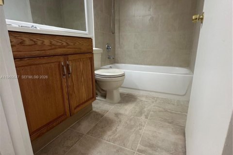 Condominio en alquiler en Miami, Florida, 2 dormitorios, 83.43 m2 № 2028050 - foto 3