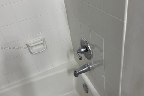 Copropriété à vendre à North Miami, Floride: 1 chambre, 72.65 m2 № 1957616 - photo 12