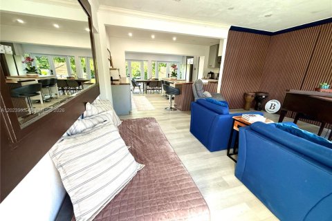House in Miami, Florida 5 bedrooms, 184.13 sq.m. № 2087783 - photo 5