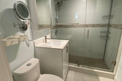 House in Miami, Florida 5 bedrooms, 184.13 sq.m. № 2087783 - photo 18