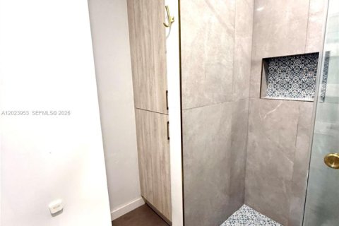 House in Miami, Florida 5 bedrooms, 184.13 sq.m. № 2087783 - photo 24