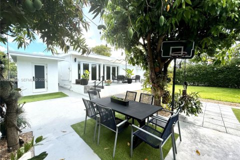 House in Miami, Florida 5 bedrooms, 184.13 sq.m. № 2087783 - photo 30