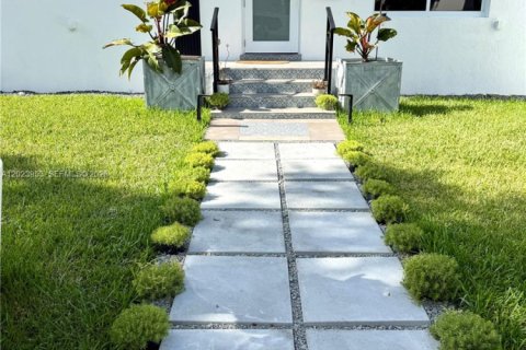 House in Miami, Florida 5 bedrooms, 184.13 sq.m. № 2087783 - photo 4
