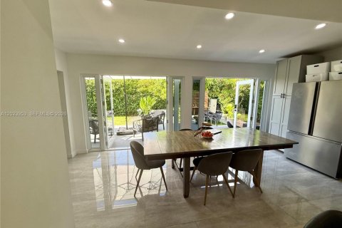 House in Miami, Florida 5 bedrooms, 184.13 sq.m. № 2087783 - photo 8